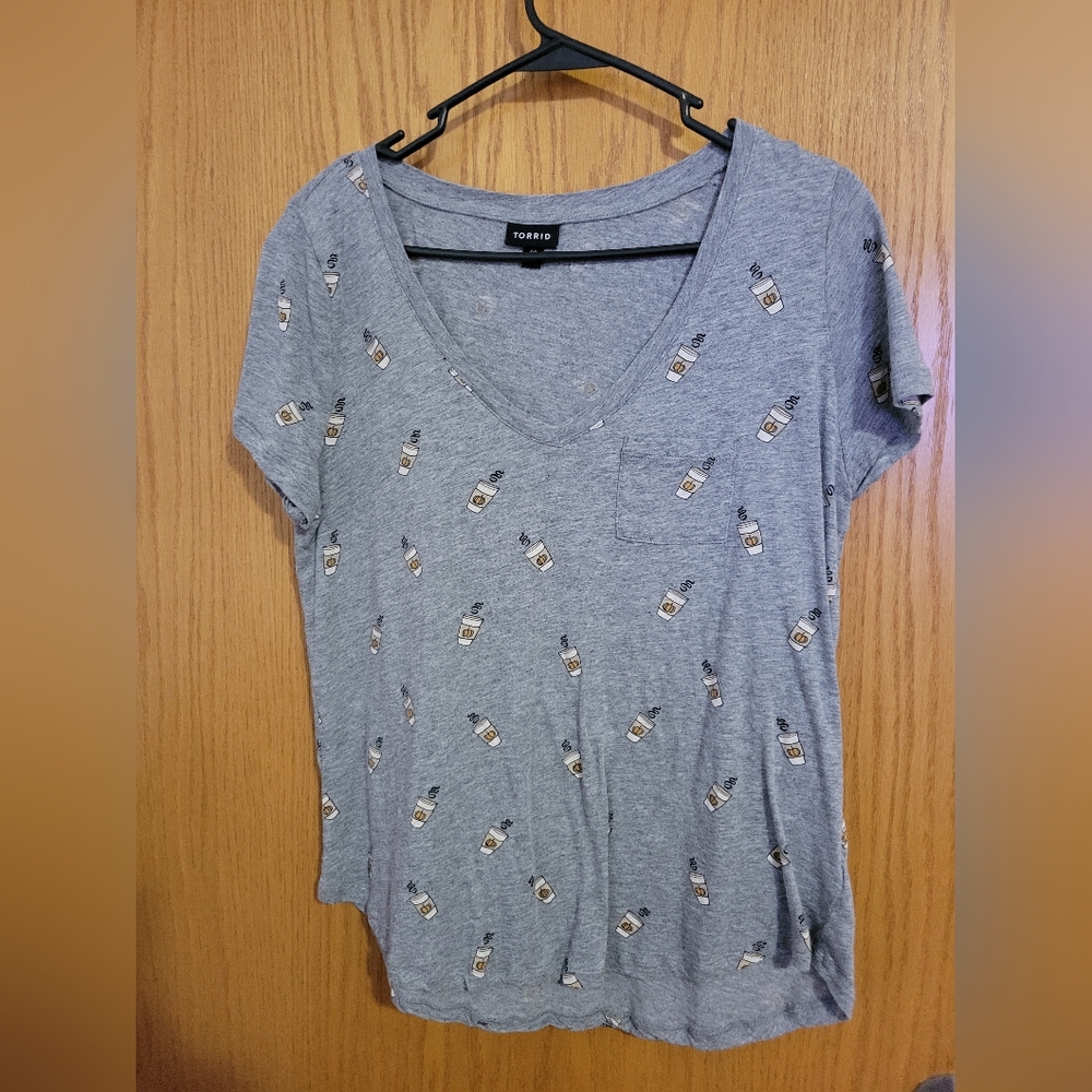 Torrid T-Shirt Womens Size 00 Medium V-Neck Fall Pumpkin Spice Latte Cup Gray